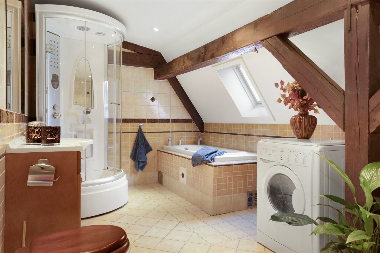 Videre er badet innredet med servantskap med overskap og speil med lys, steamdusj, badekar og vegghengt toalett. 