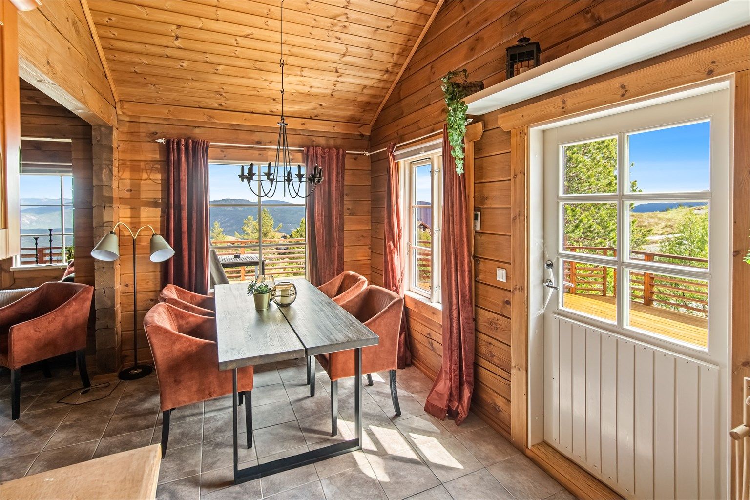 Stuen har en fin og praktisk planløsning med alt på ett plan. Stue og kjøkken er åpent, men alikevel noe adskilt.