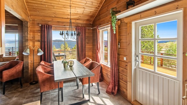 Stuen har en fin og praktisk planløsning med alt på ett plan. Stue og kjøkken er åpent, men likevel noe adskilt