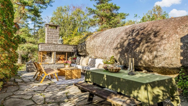 En herlig uteplass med peis hvor naturen danner en naturlig avgrensning.