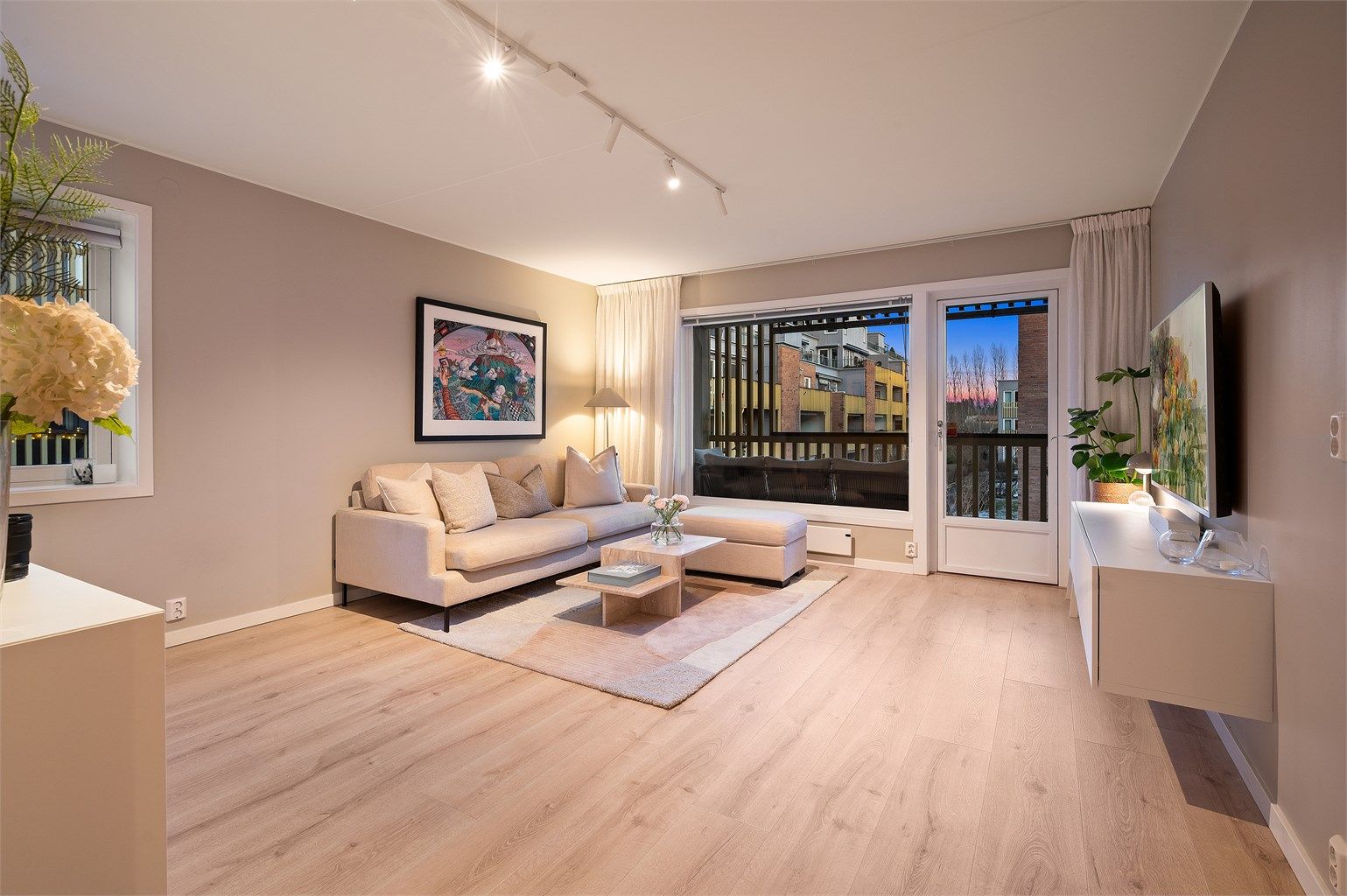 Dette er en påkostet 3-roms endeleilighet som er vesentlig oppgradert med de siste årene.