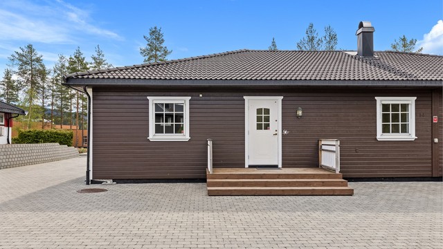 Boligen har 3 soverom, bad, stue og kjøkken i åpen løsning, teknisk rom/bod.