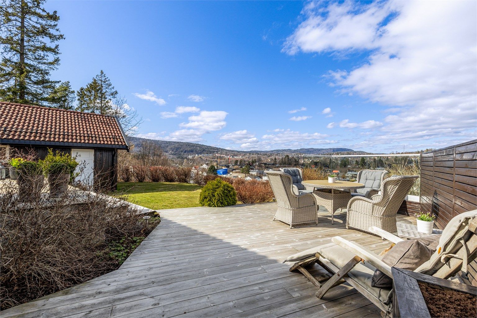 Mange flotte uteplasser med god utsikt og gode solforhold.