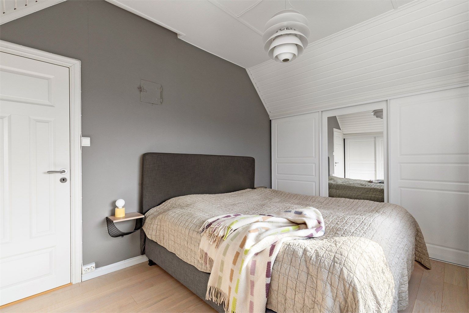 Rommet har god plass til dobbeltseng med nattbord på hver side