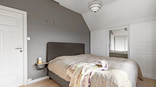 Rommet har god plass til dobbeltseng med nattbord på hver side