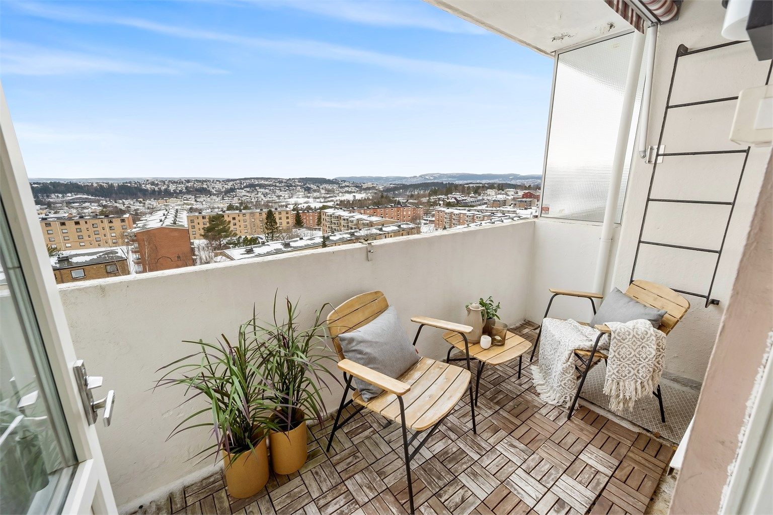 Vestvendt balkong på 5 kvm med nydelig, vidstrakt utsikt og fine solforhold.