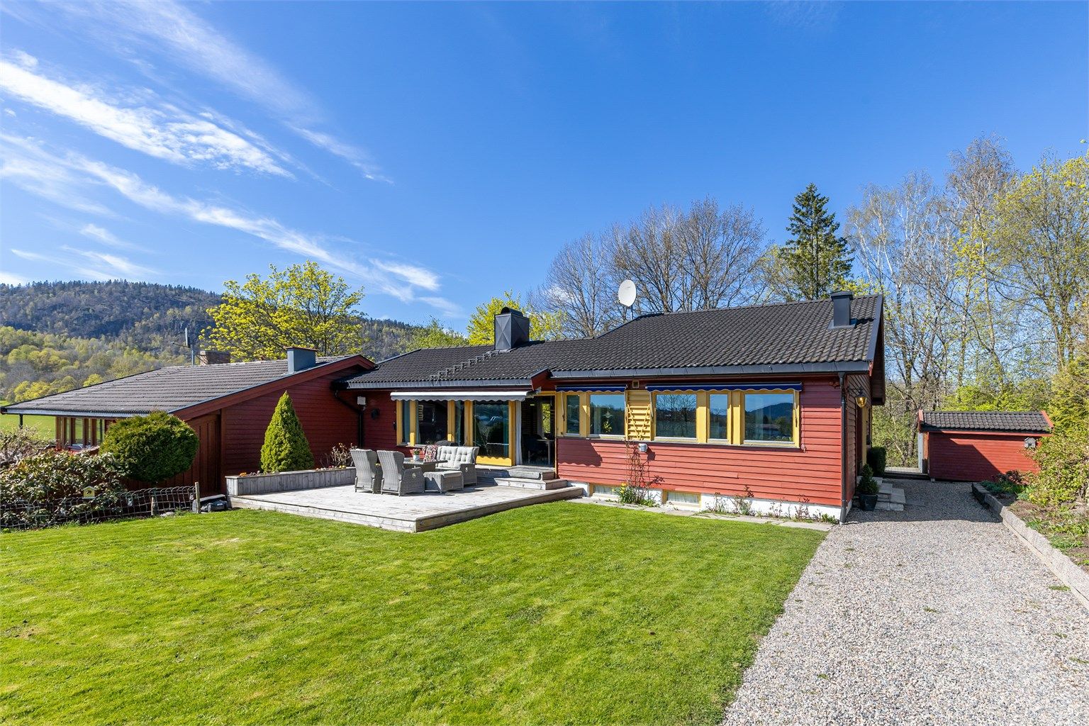 Her får du en innholdsrik bolig beliggende usjenert til i et stille og landlig område. Boligen går over to plan og inneholder: 3 soverom, 2 bad, kjøkken, badstue, toalettrom, stue, peisstue, vaskerom, entré, hall, 2 ganger og 2 boder.