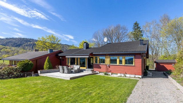 Her får du en innholdsrik bolig beliggende usjenert til i et stille og landlig område. Boligen går over to plan og inneholder: 3 soverom, 2 bad, kjøkken, badstue, toalettrom, stue, peisstue, vaskerom, entré, hall, 2 ganger og 2 boder.
