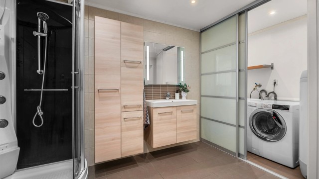 Badet i underetasjen er oppgradert i 2006 og har blant annet varmekabler, dusjkabinett, servantinnredning fra Obs BYGG, toalett og praktisk opplegg for vaskemaskin.