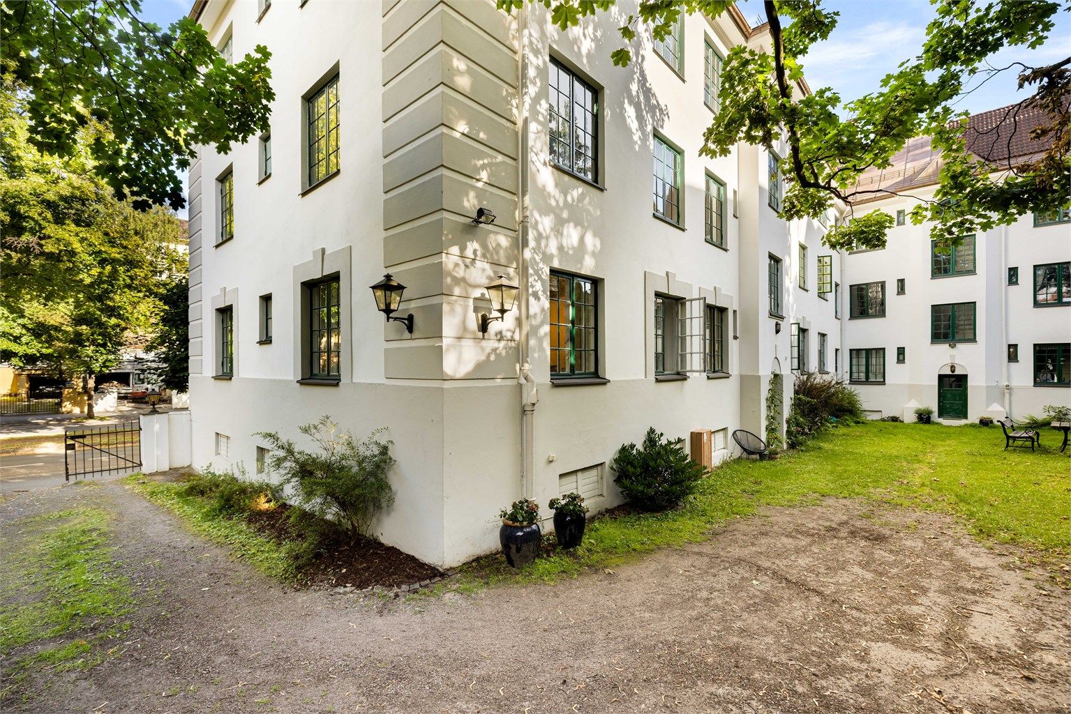 Bygg i pen klassisk stil med velholdt fasade