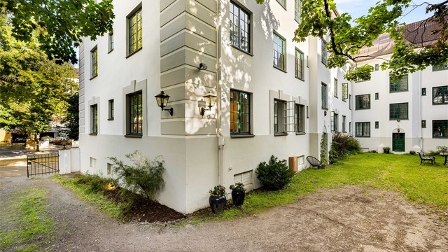 Bygg i pen klassisk stil med velholdt fasade
