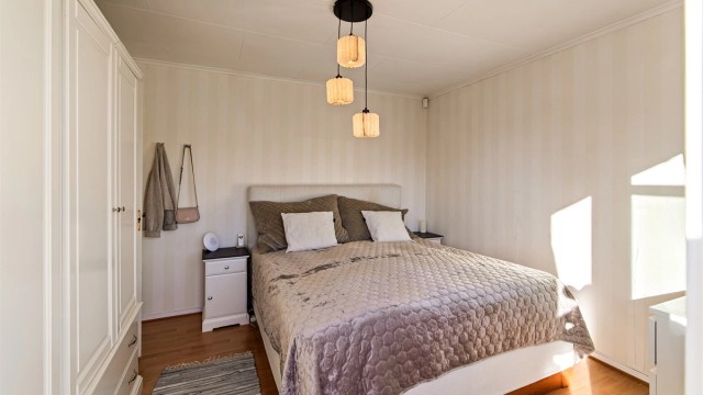 Rommet har god plass til dobbeltseng og garderobeskap.