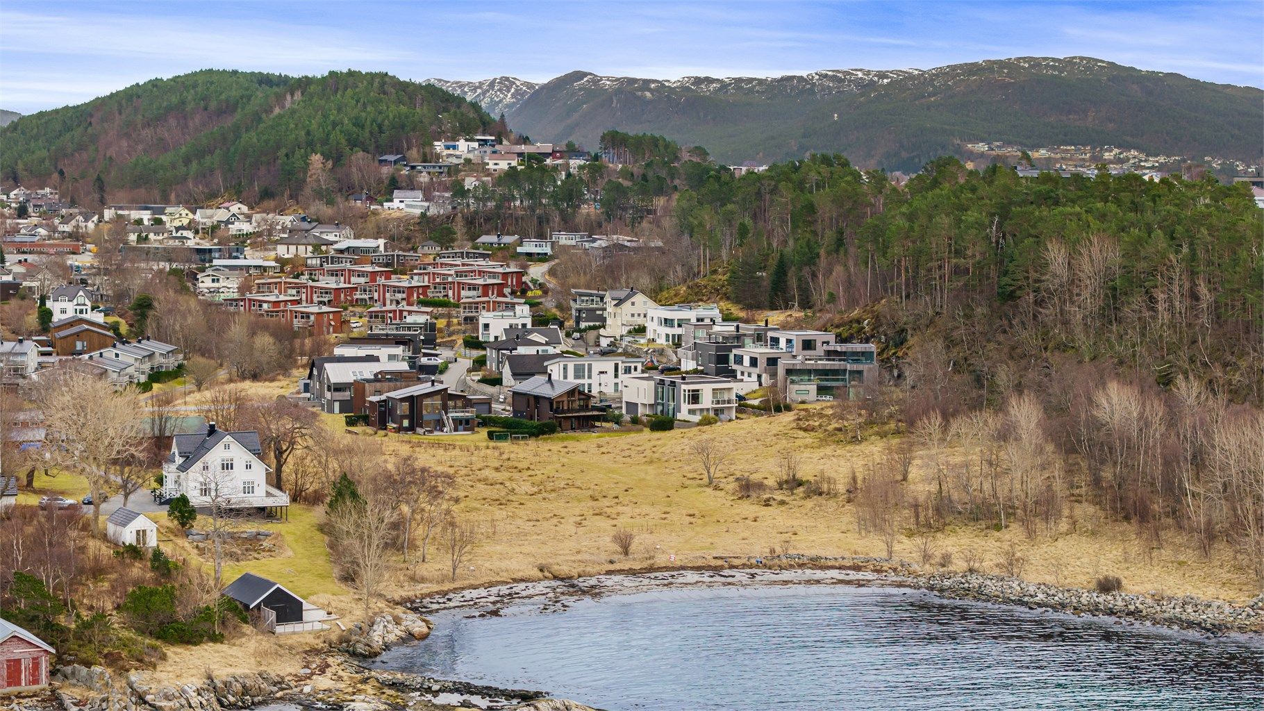 Nærområdet byr på et godt bomiljø med nærhet til den nyoppførte barneskolen i Hatlane, barnehager og idrettsanlegg.