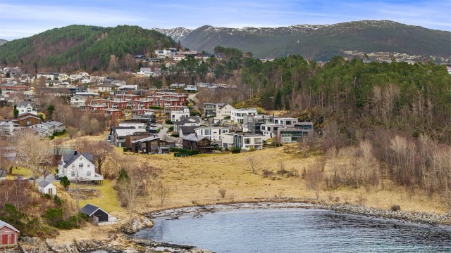Nærområdet byr på et godt bomiljø med nærhet til den nyoppførte barneskolen i Hatlane, barnehager og idrettsanlegg.