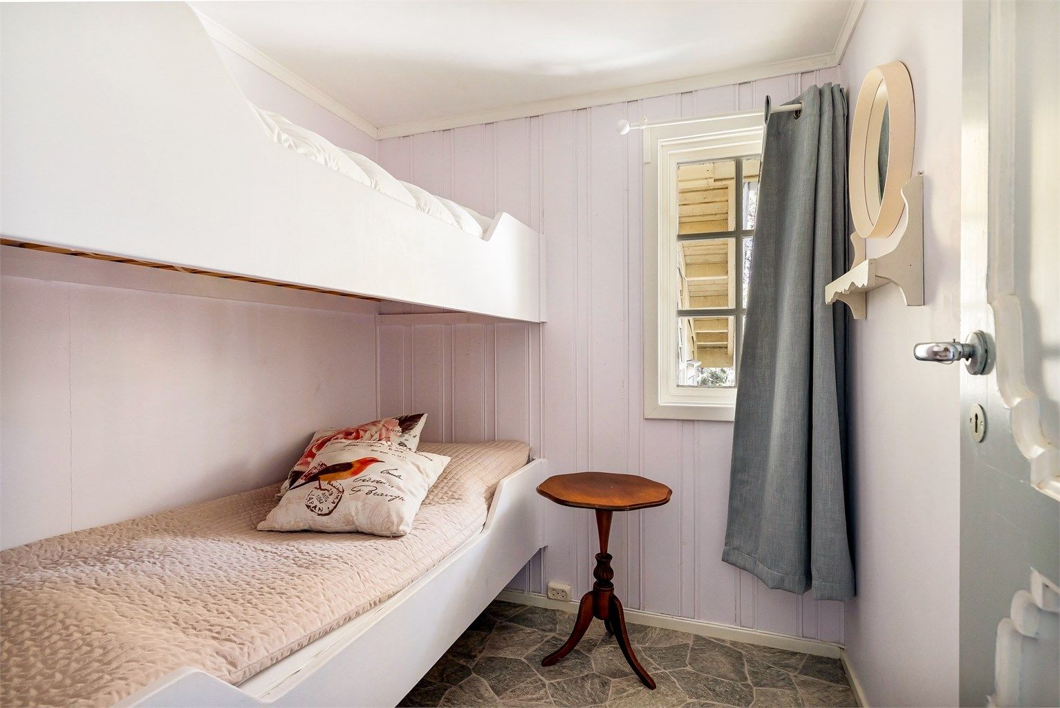 Soverom nummer to er innredet med plassbyget køyeseng.