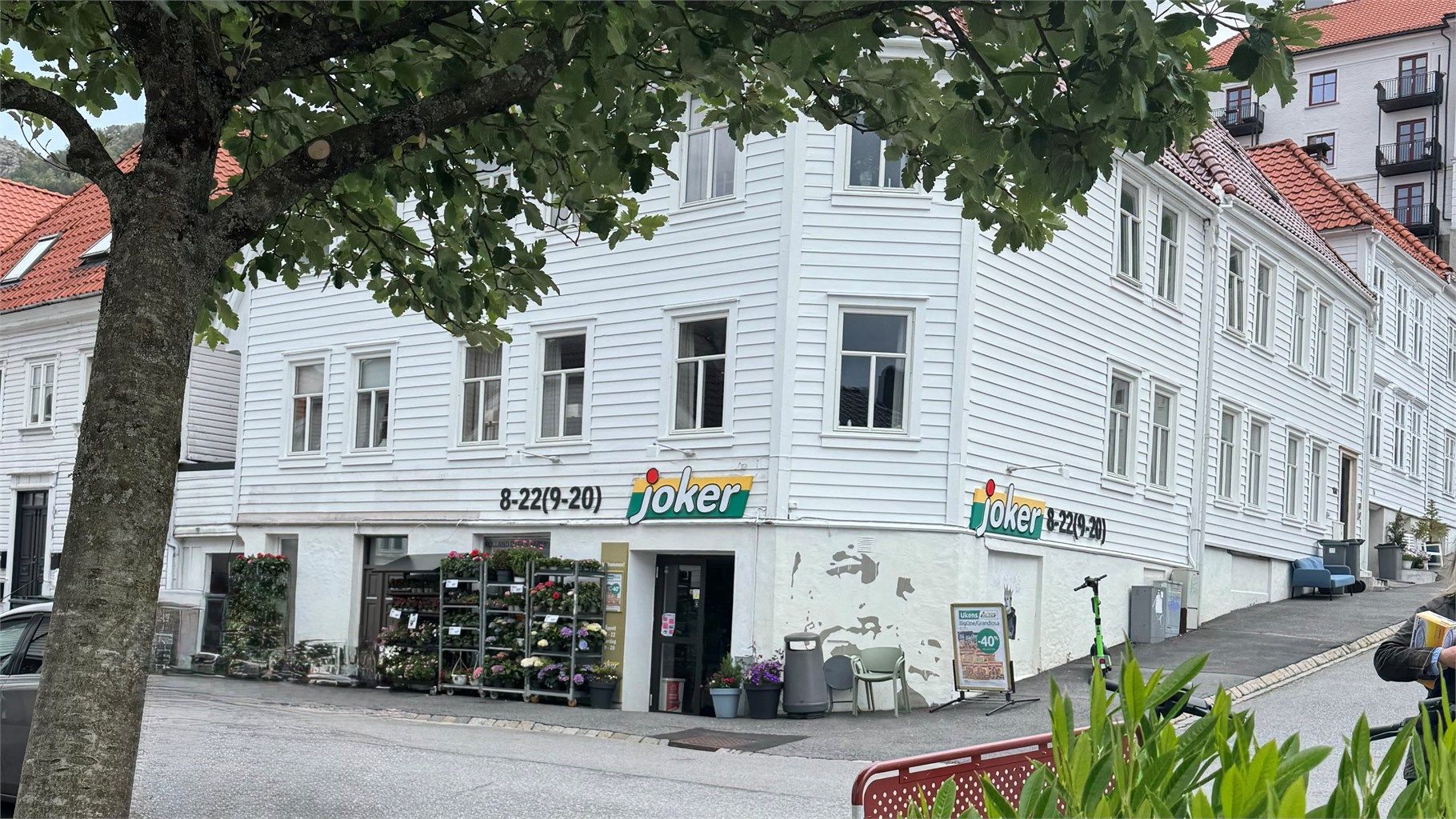 Støletorget ligger kun få minutters gange unna og byr på dagligvarebutikk, kiosk, kaféer, apotek og post i butikk. I tillegg ligger nærbutikken, Joker også like ved.