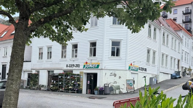 Støletorget ligger kun få minutters gange unna og byr på dagligvarebutikk, kiosk, kaféer, apotek og post i butikk. I tillegg ligger nærbutikken, Joker også like ved.