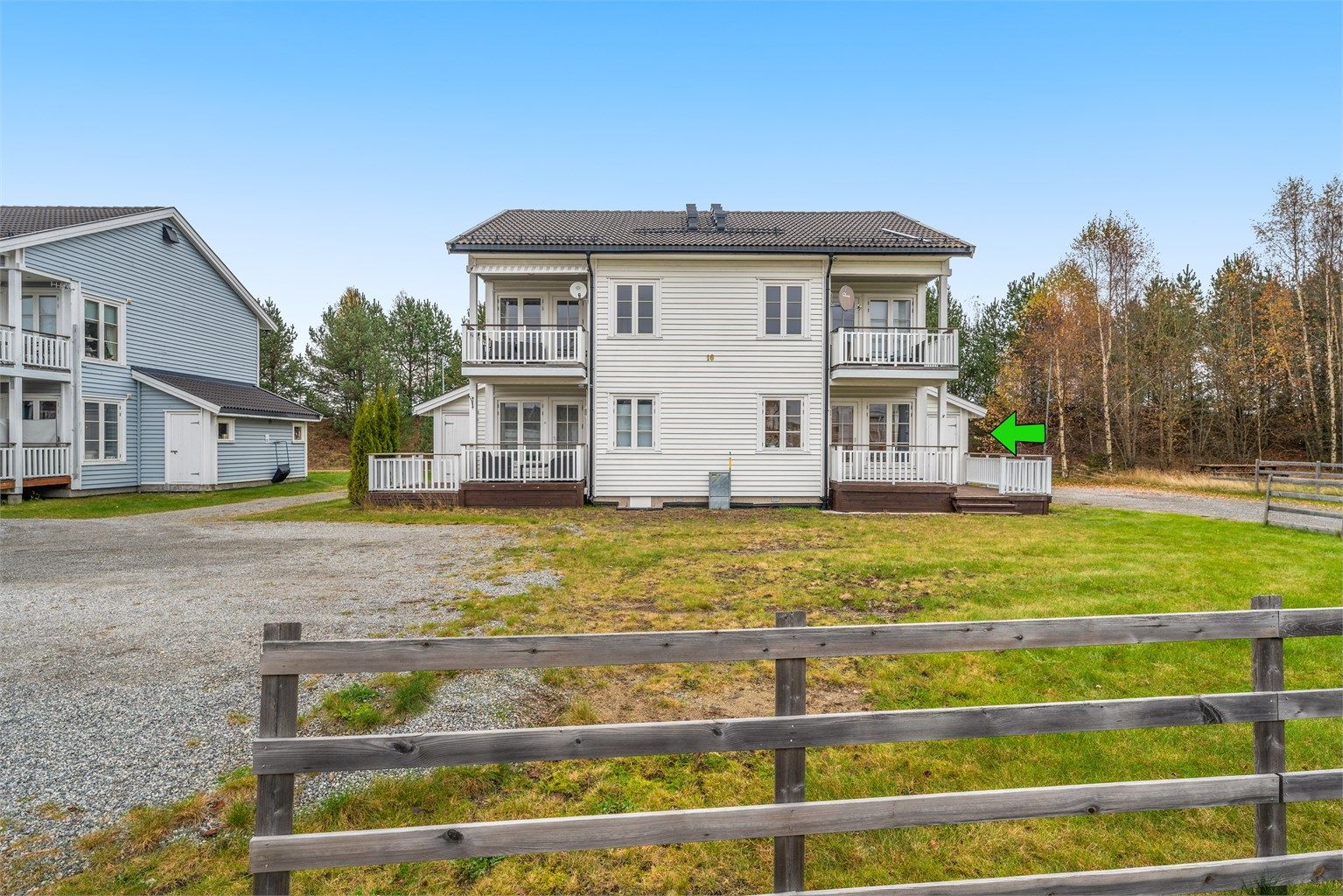 Leiligheten ligger i byggets første etasje og har utgang til terrasse og fellesarealer.