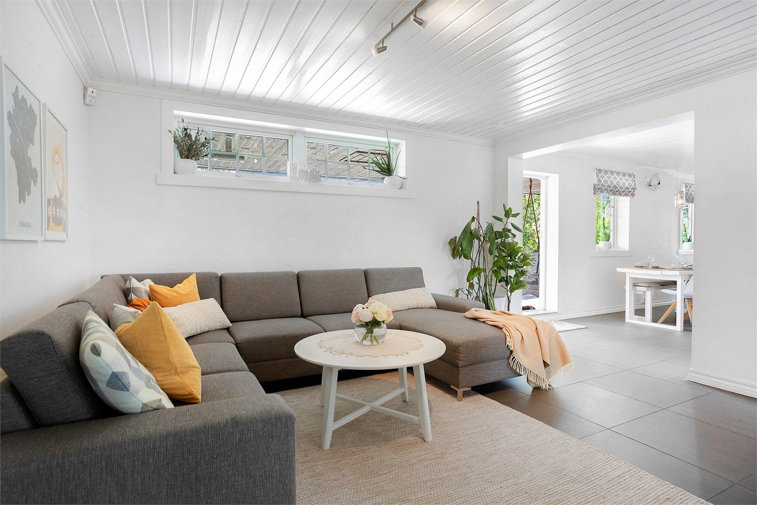 Stuen har en åpen og luftig planløsning med forbindelse til kjøkkenet.