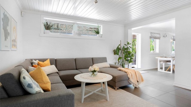 Stuen har en åpen og luftig planløsning med forbindelse til kjøkkenet.