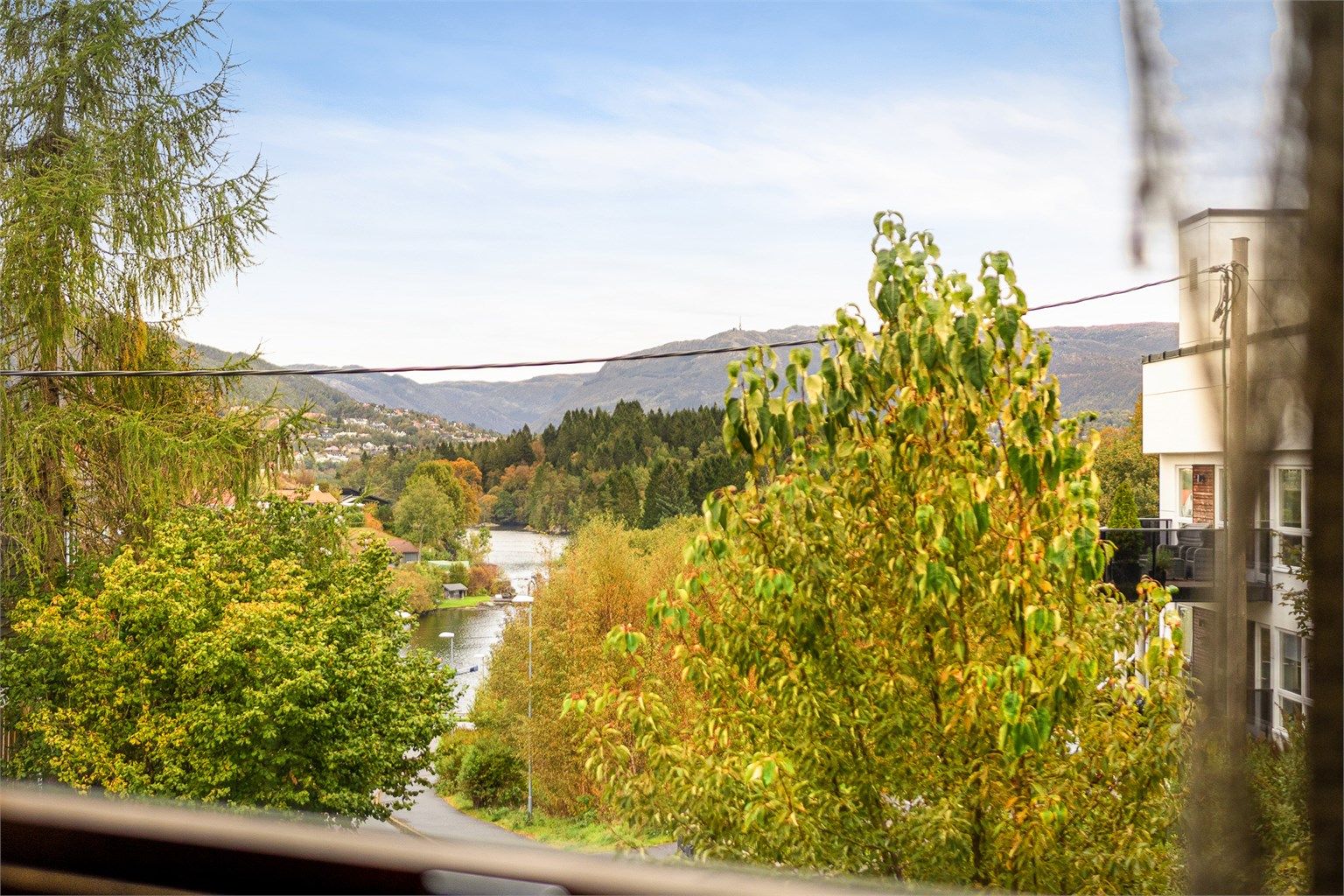 Utsikt mot Søvika, deler av Kråkenes og deler av byfjellene fra det ene soverommet på loftet