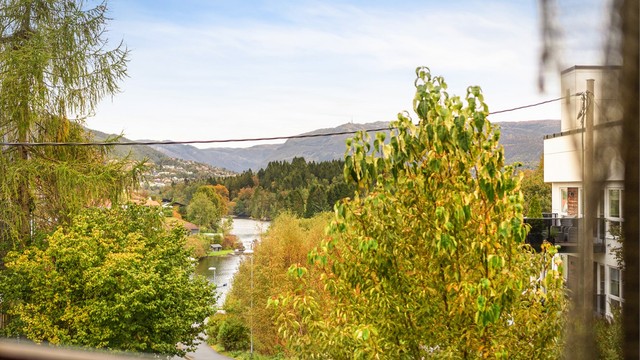 Utsikt mot Søvika, deler av Kråkenes og deler av byfjellene fra det ene soverommet på loftet