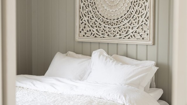 Hovedsoverommet har en rolig og behagelig atmosfære.