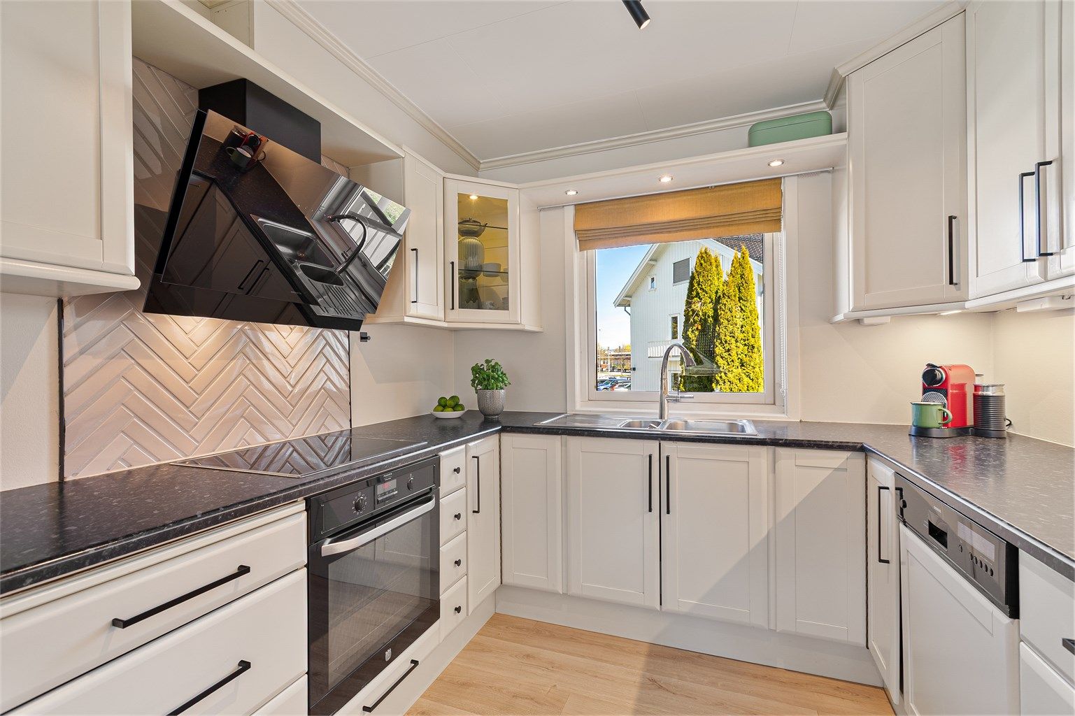 En gjennomgående leilighet over to plan, med en sosial sone i andre etasje som forener stue og kjøkken.