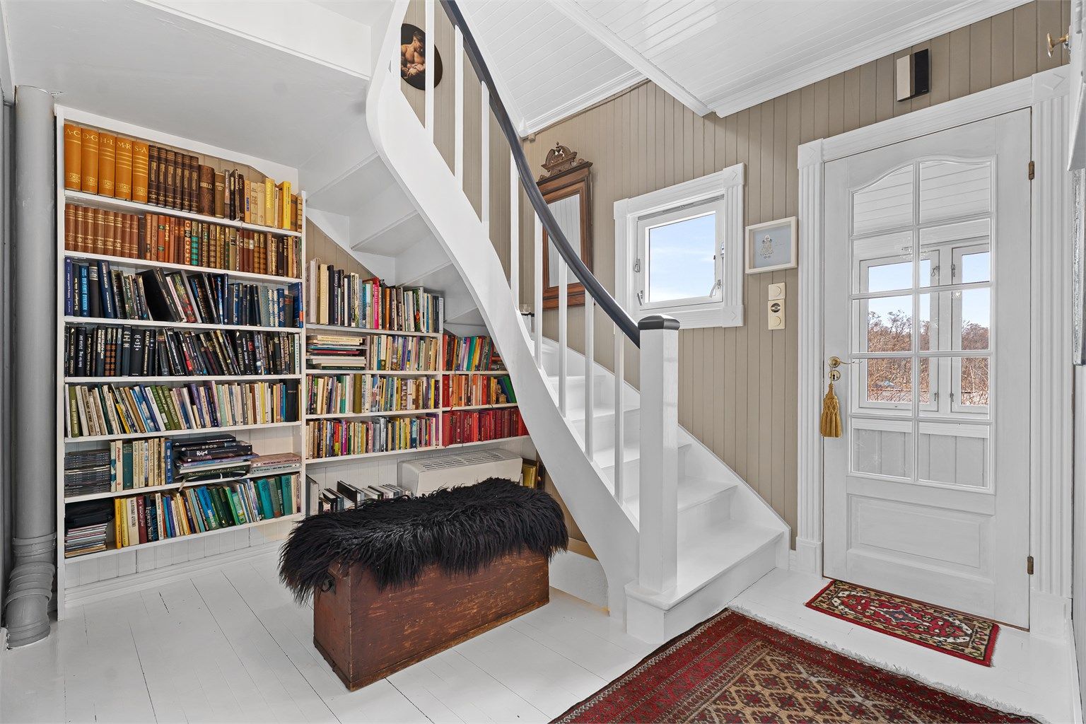 Innbydende hall med klassiske detaljer