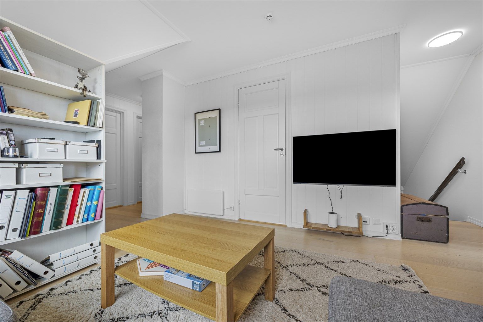 Gulvene i loftsetasjen er belagt med laminat.