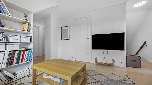 Gulvene i loftsetasjen er belagt med laminat.