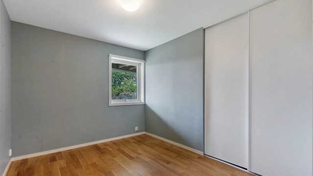 Boligens tredje soverom i første etasje, med plass til seng og skyvedørsgarderobe.