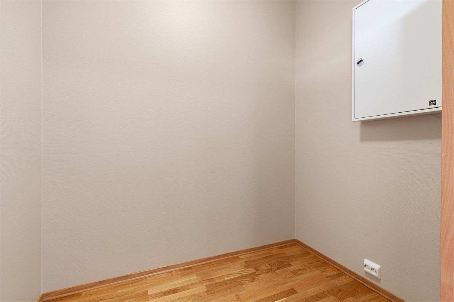 Praktisk innvendig bod som gir praktisk lagringsplass eller kanskje garderoberom?