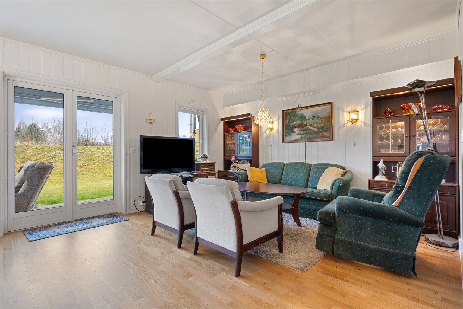 Stue- utgang til solrik uteplass med videre adkomst til hage - del av stuen er opprinnelig soverom (dør og vegg er fjernet, kan tilbakeføres)