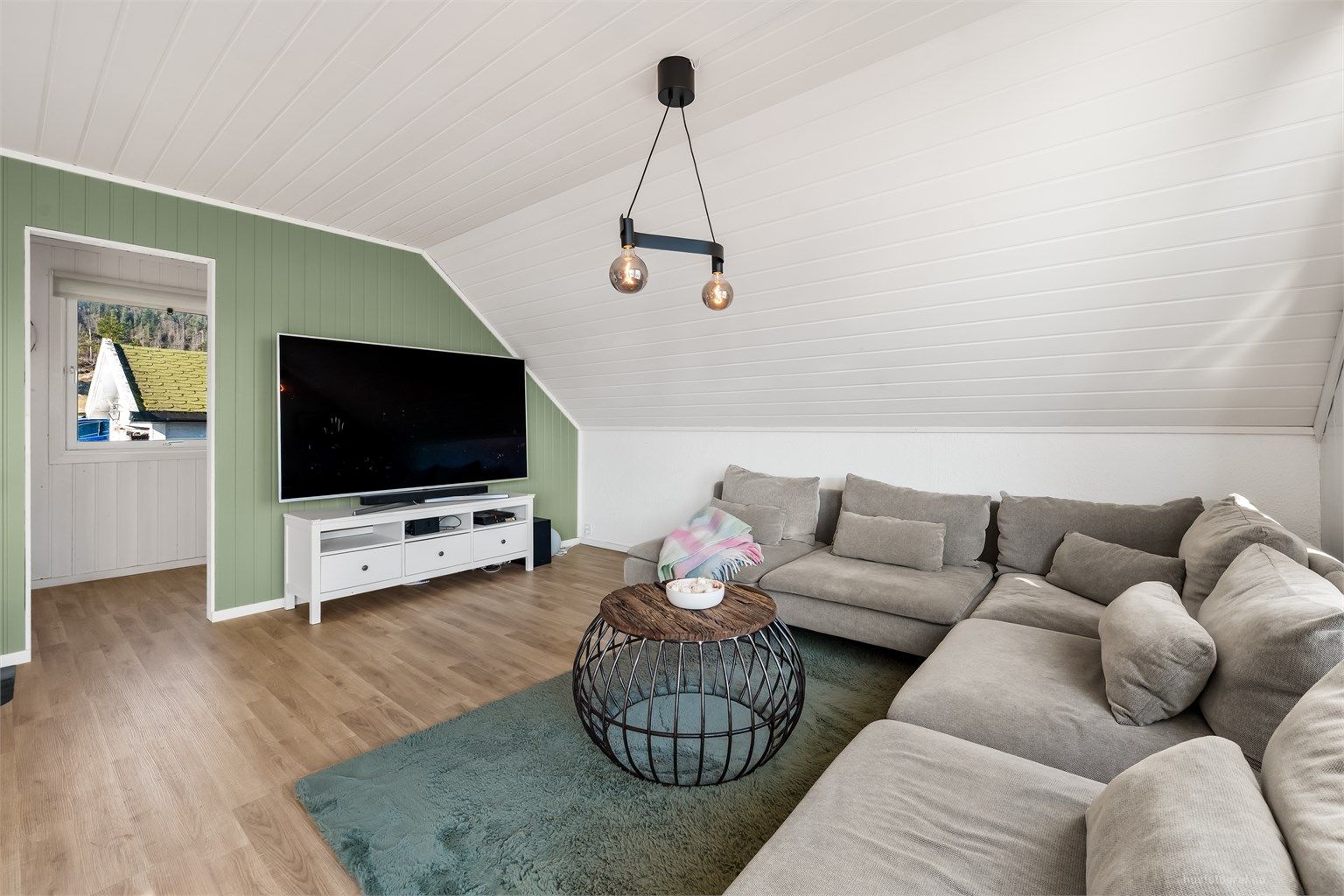 Stuen er avdelt med ekstra kontor i bakre del- løsningen kan enkelt tilbakeføres ved ønske om større stuerom.