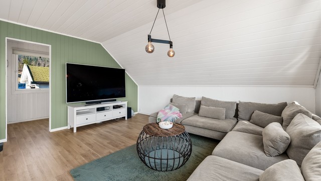 Stuen er avdelt med ekstra kontor i bakre del- løsningen kan enkelt tilbakeføres ved ønske om større stuerom.