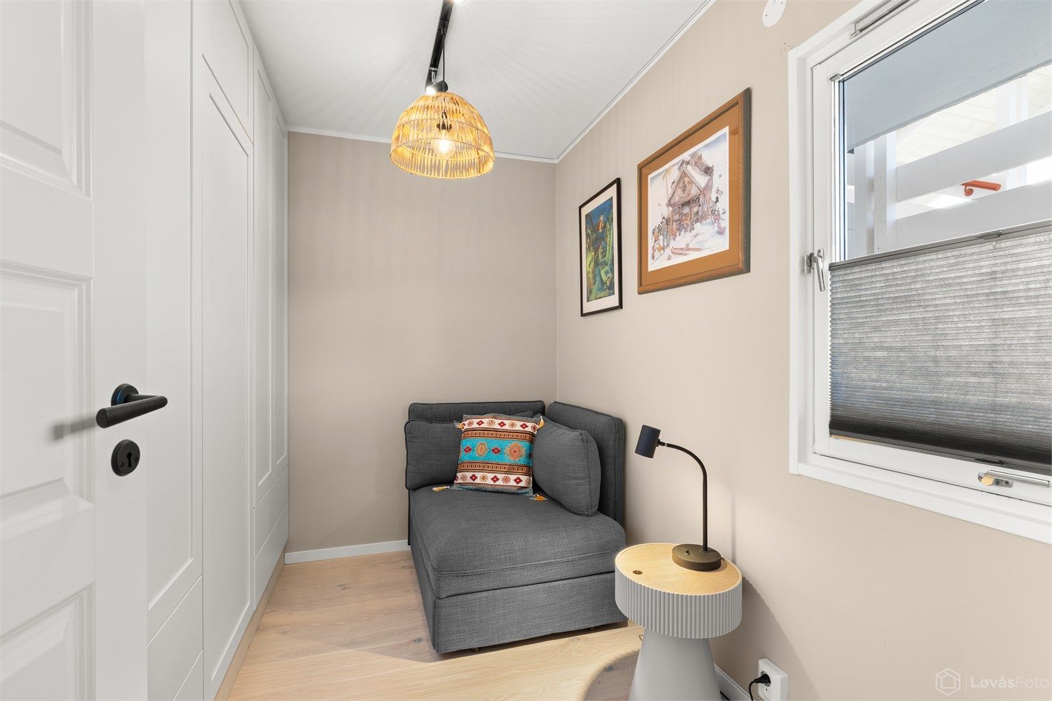 Det andre soverommet egner seg godt som gjesterom, kontor eller hobbyrom. Også her er det gulvvarme, samt garderobeskap.