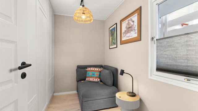 Det andre soverommet egner seg godt som gjesterom, kontor eller hobbyrom. Også her er det gulvvarme, samt garderobeskap.