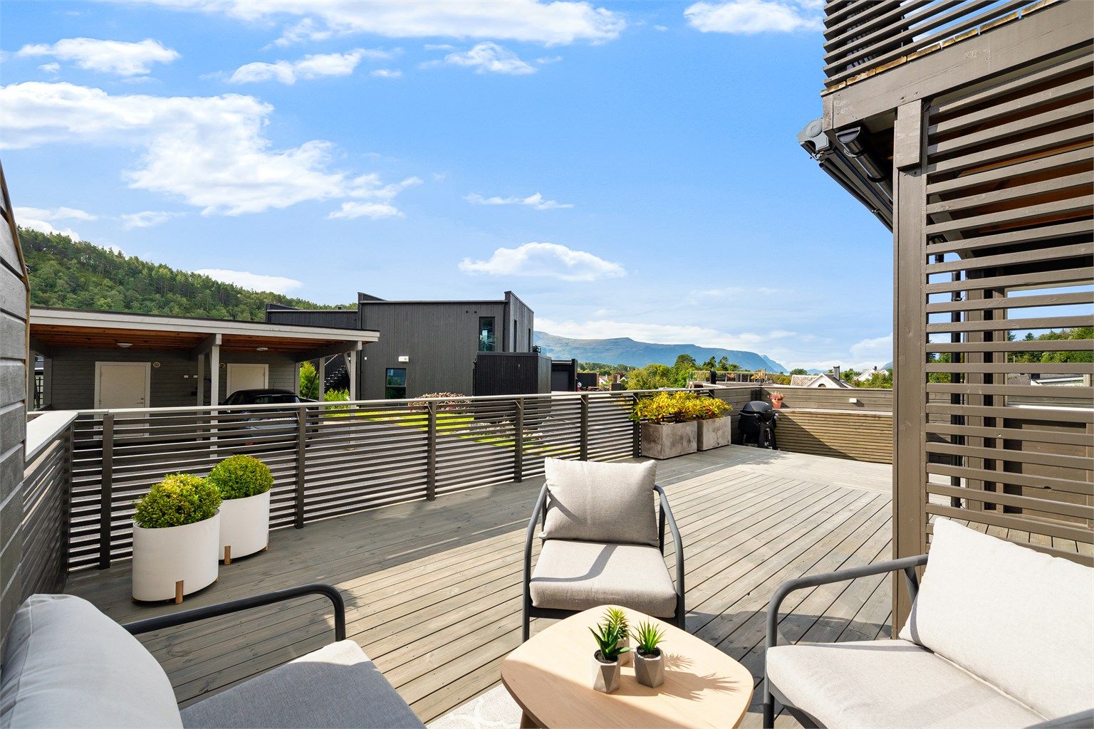 Stor markterrasse på terreng på 77 kvm med god plass til flere soner og sitteplasser