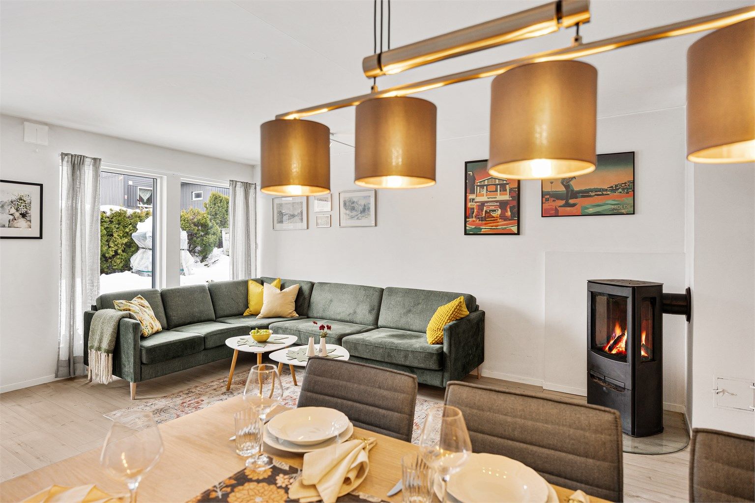 Elektriske utvendige screens på vinduer og terrassedør gir effektiv solskjerming.