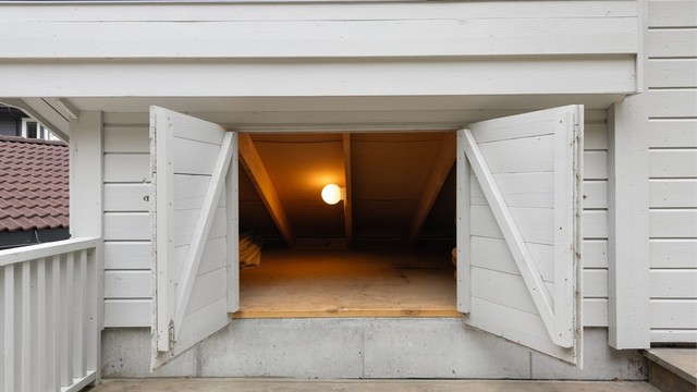 Over uteboden på 6 m² er der lagt loft for ekstra lagring. Unike lagringsmuligheter på boligen.
