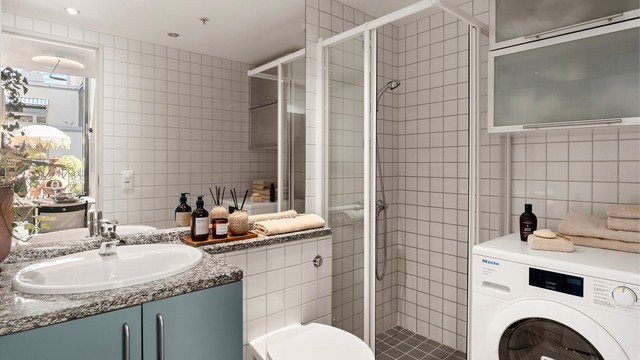 Pent, flislagt baderom fra byggeår.