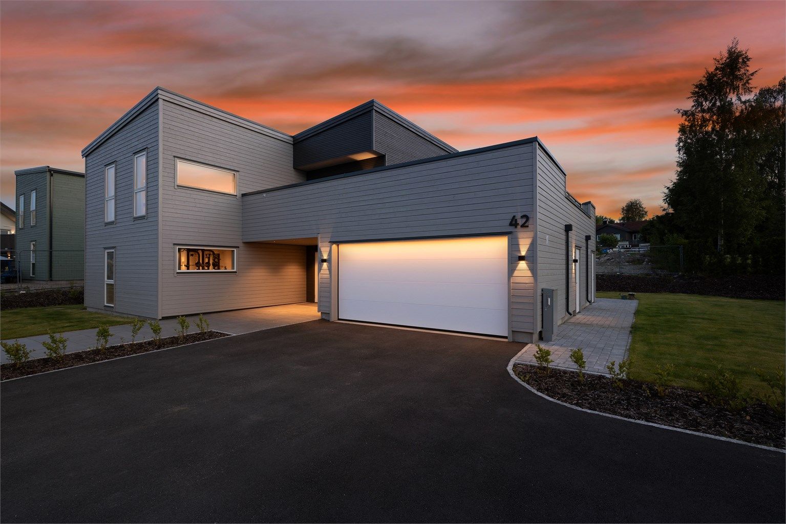 Foruten moderne arkitektur og et rikt indre har boligen en hel rekke prisverdige kvaliteter, deriblant flotte uterom i to høyder.