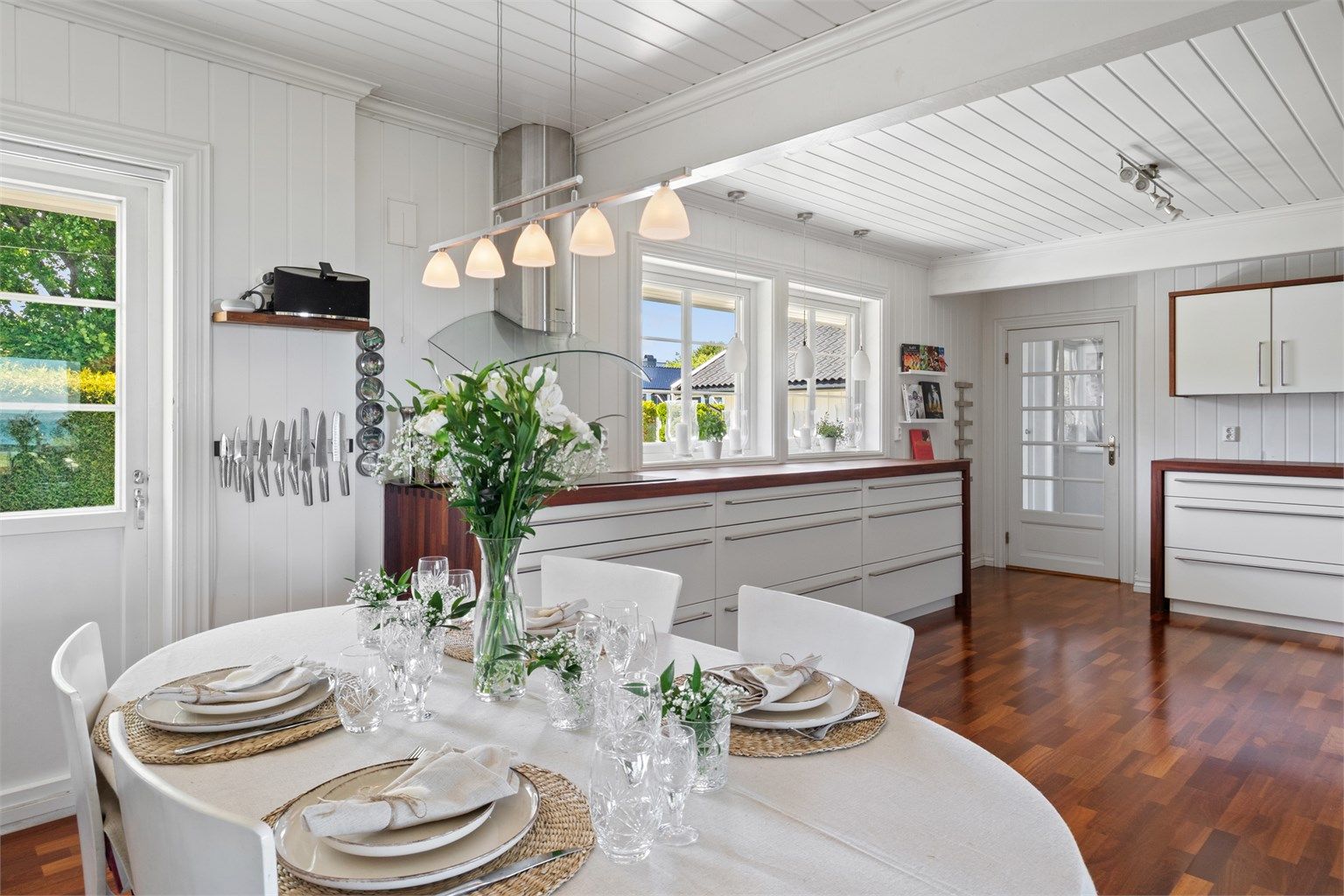 Kjøkkenet ligger i eget rom med gode vindusflater og utgang til den steinsatte uteplassen foran inngangen. 