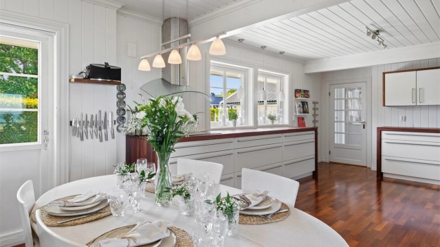 Kjøkkenet ligger i eget rom med gode vindusflater og utgang til den steinsatte uteplassen foran inngangen.