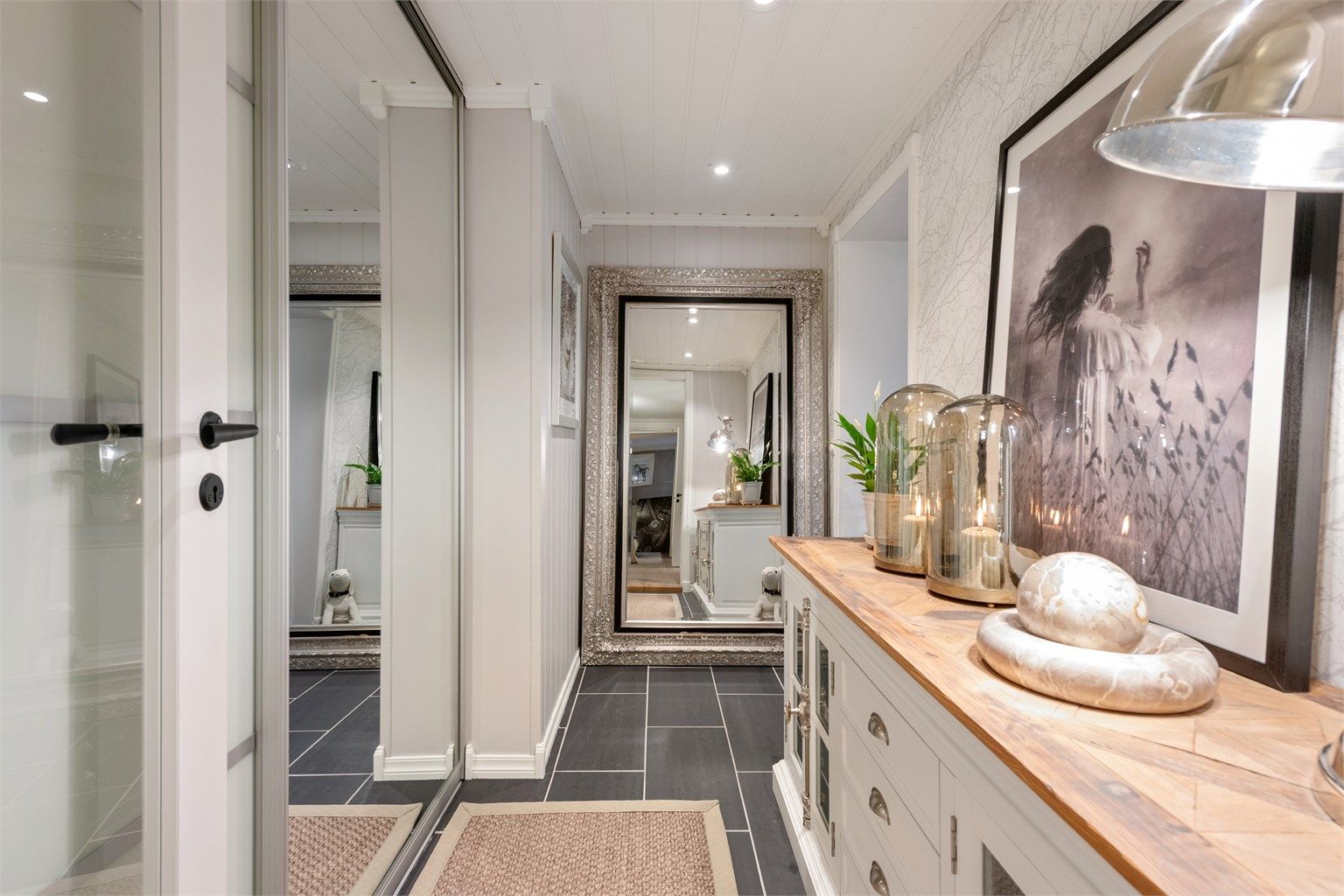 Fra gangen er det skyvedørsfronter inn til et praktisk garderoberom/bod