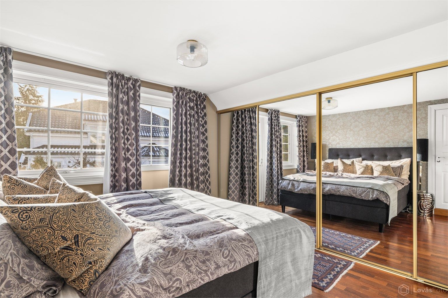 Godt med garderobeplass i stor skyvedørsgarderobe