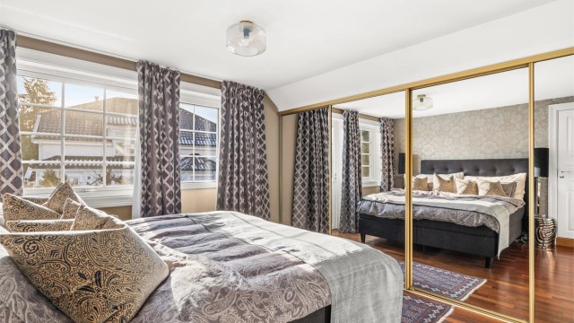 Godt med garderobeplass i stor skyvedørsgarderobe