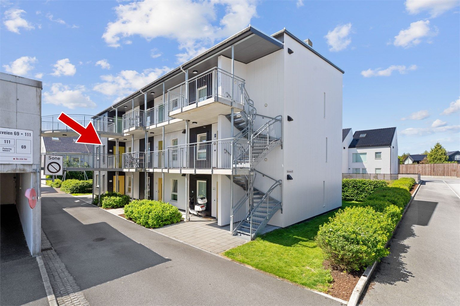Leiligheten har meget enkel adkomst over gangbro fra parkering og rett til egen inngangsdør.  Det er også heis fra bakkeplan om nødvendig. 
