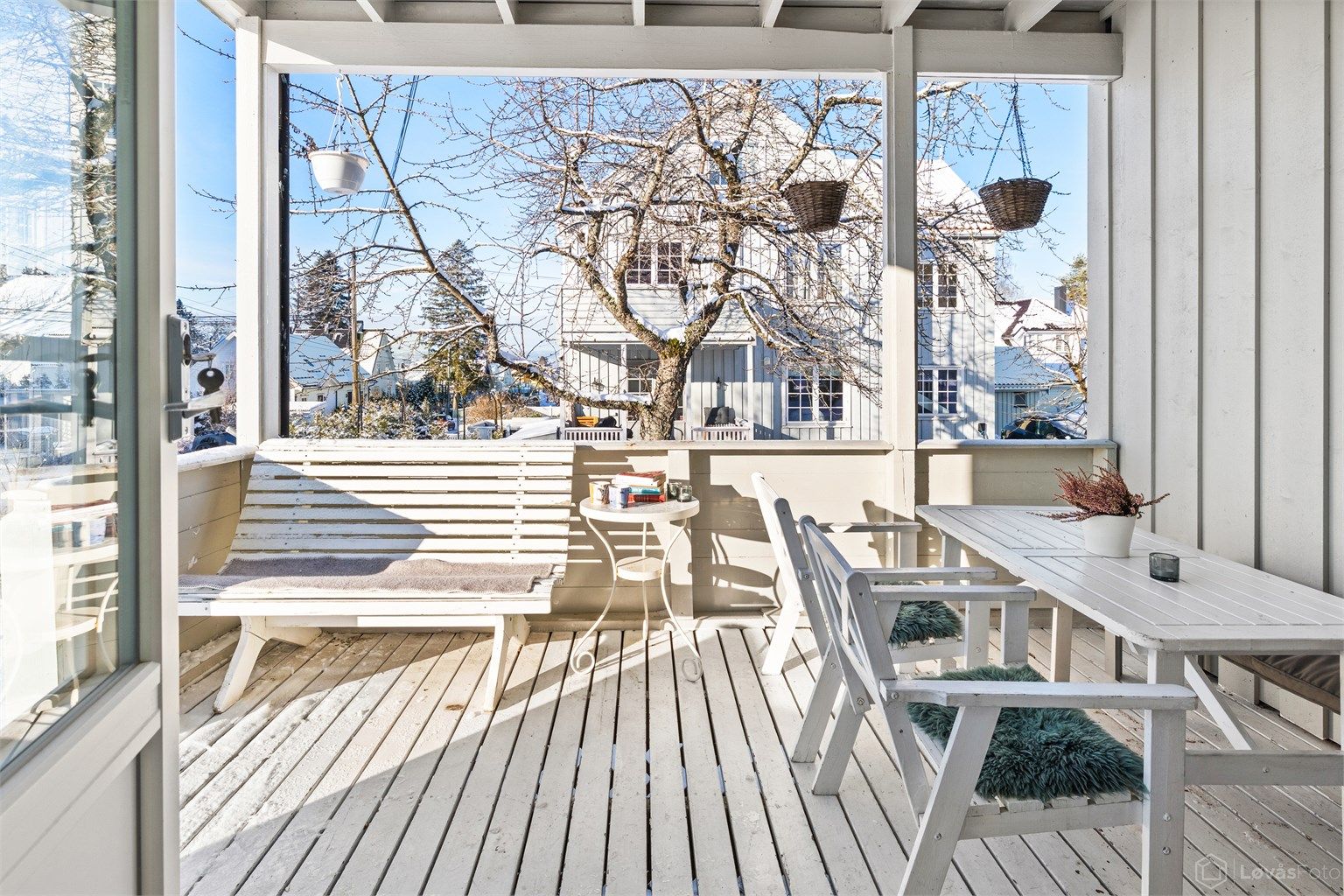 Utgang fra stuen/spisestuen til overbygget terrasse på 12 kvm